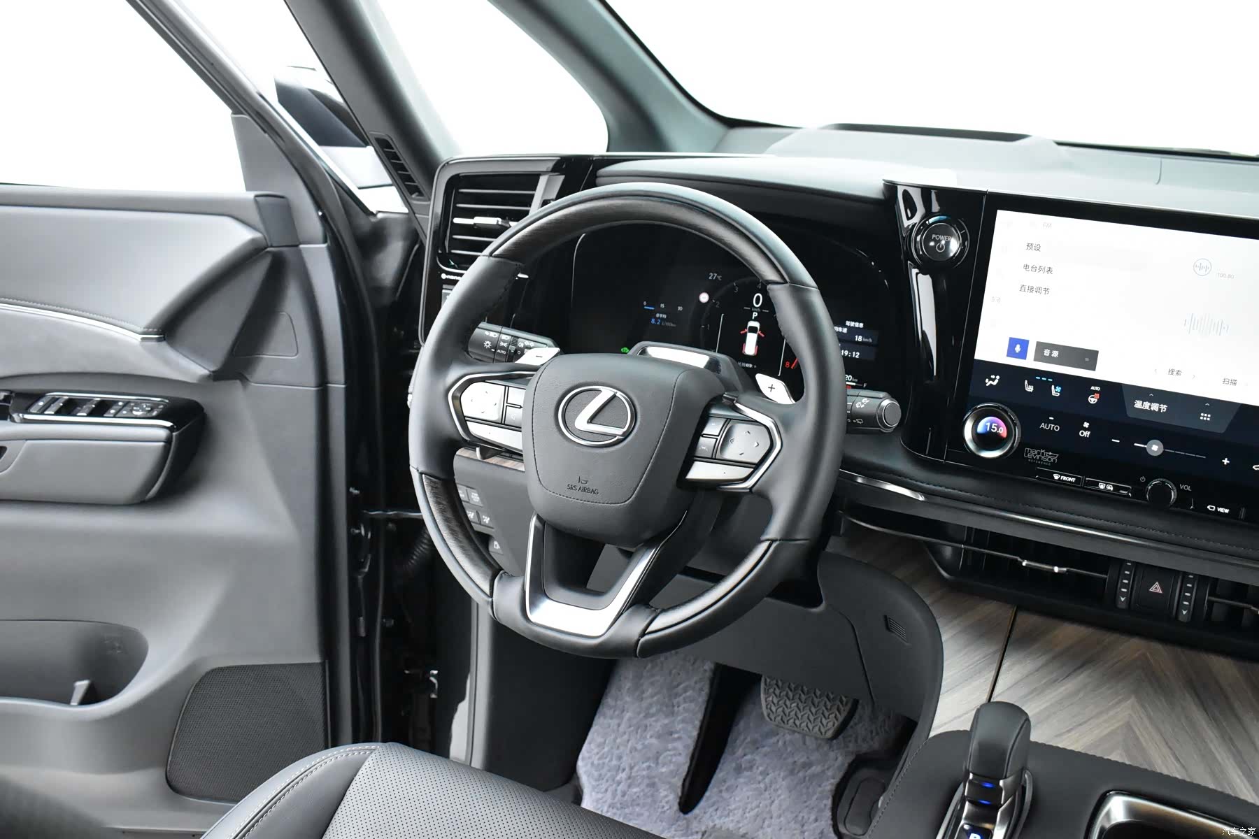 Lexus LM, 2026 10