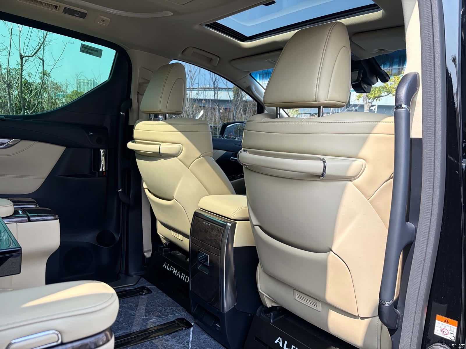 Toyota Alphard, 2022 17