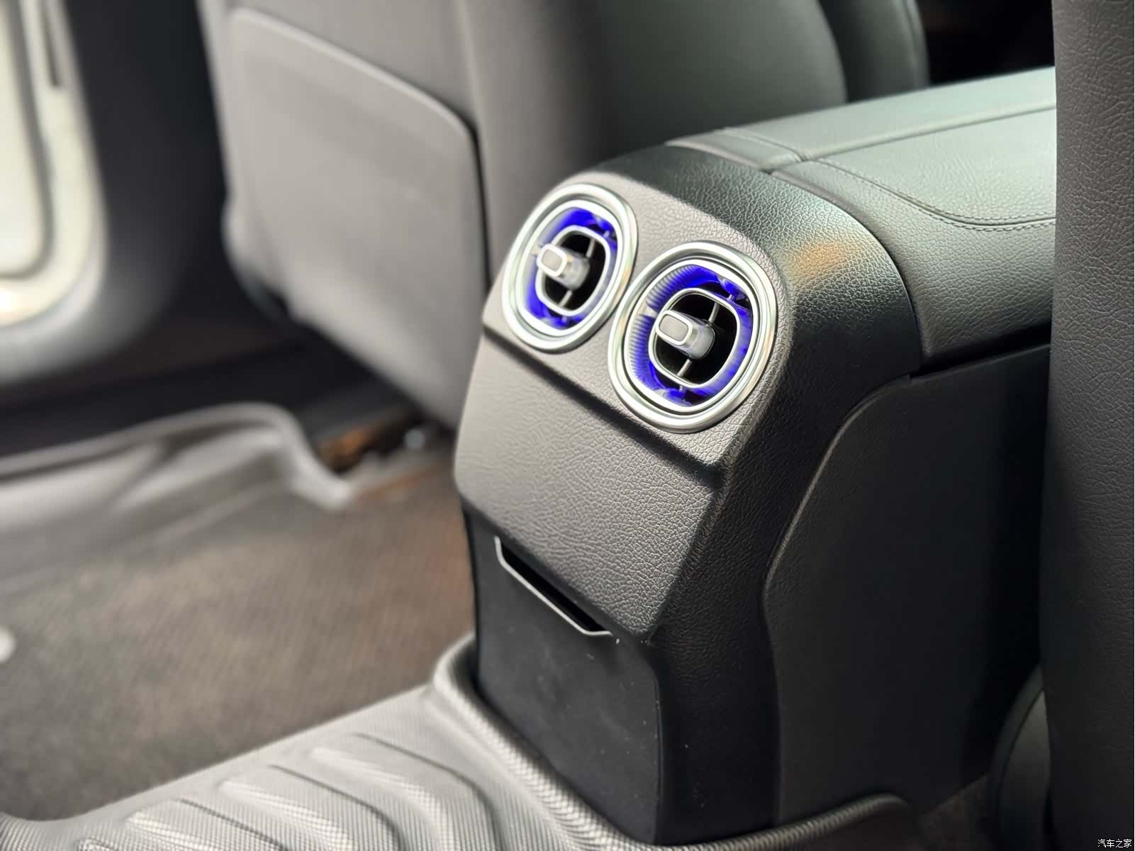 Mercedes-Benz C-Class, 2024 32