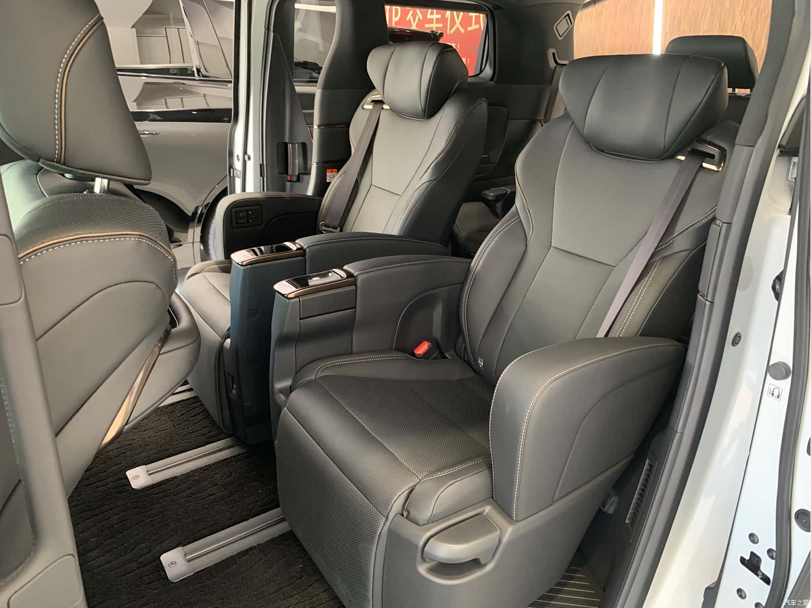 Toyota Alphard, 2025 9