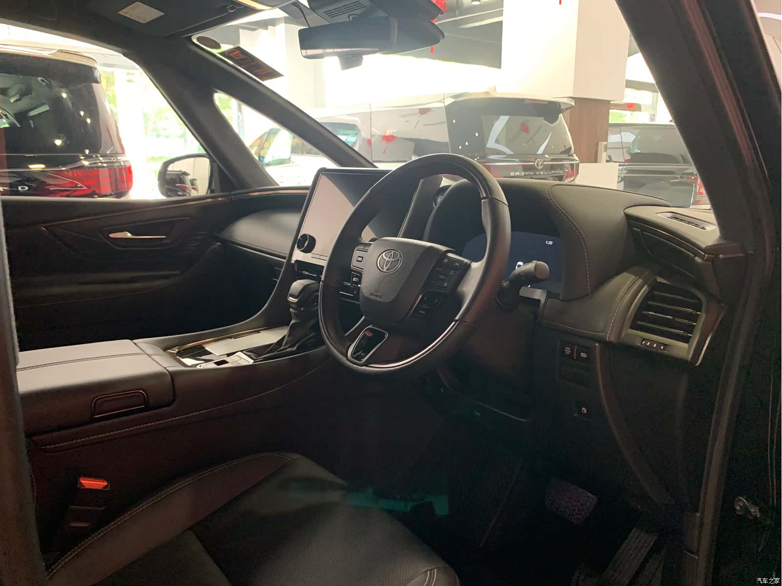 Toyota Alphard, 2026 6