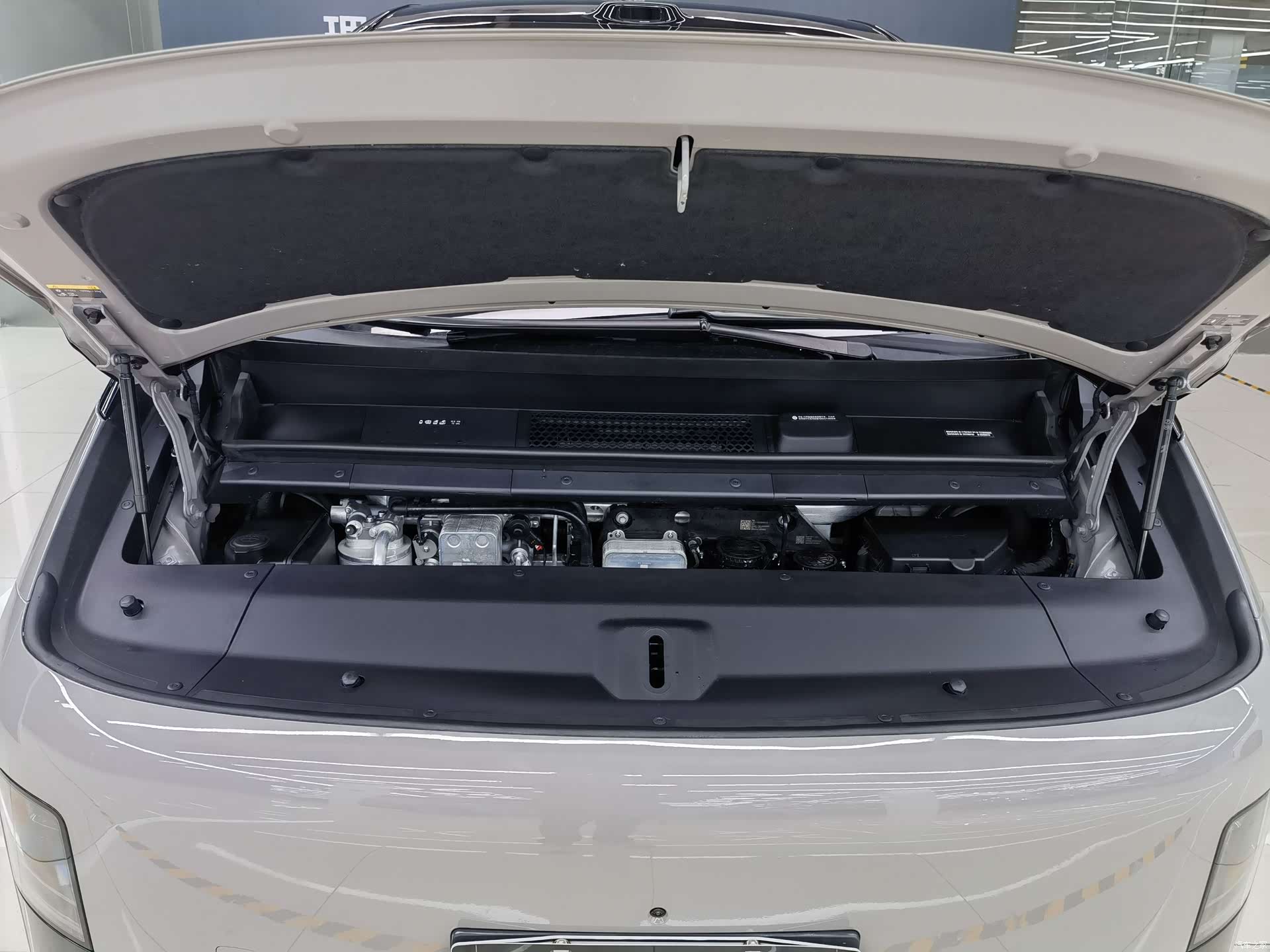 Li Auto MEGA, 2025 3
