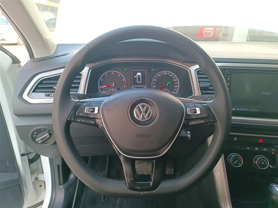 Volkswagen T-ROC exploring Songs