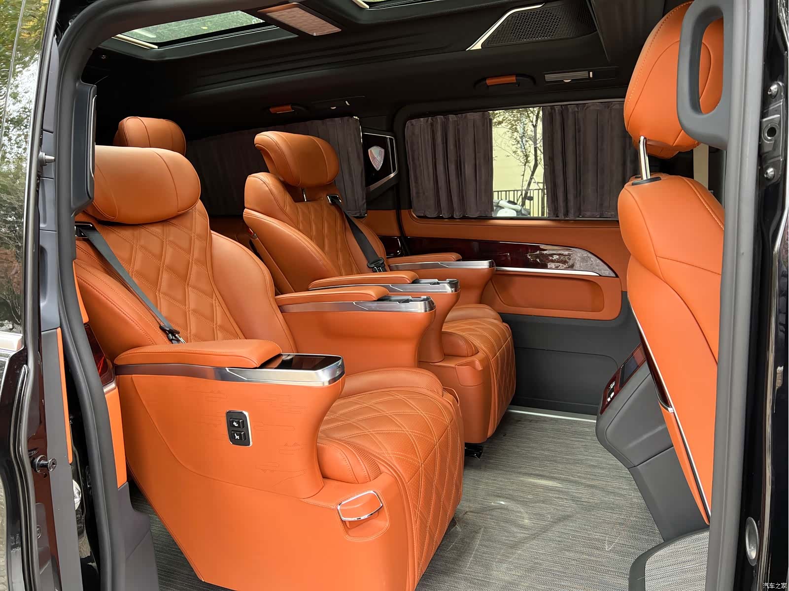 Mercedes-Benz V-Class, 2024 10