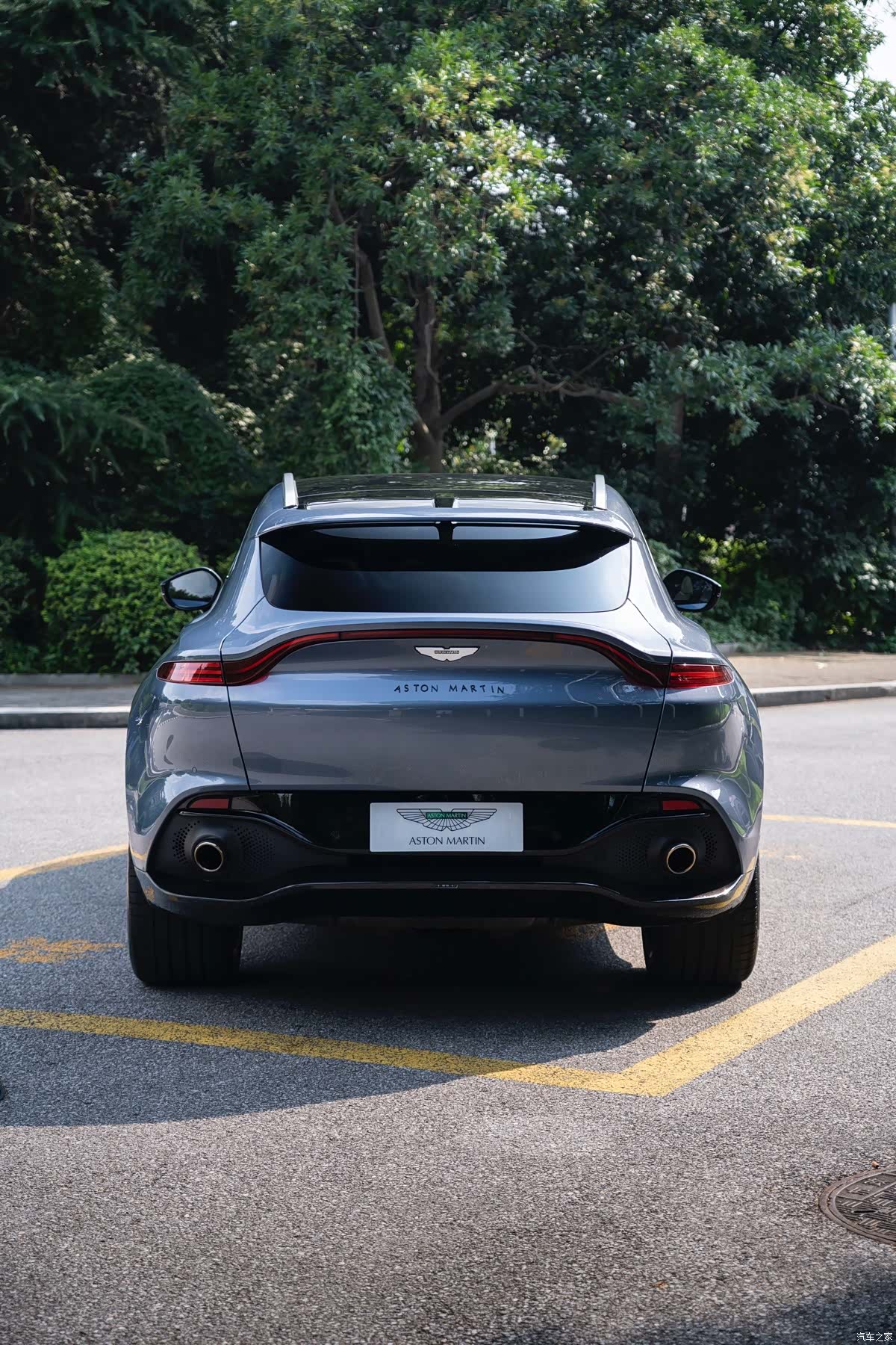Aston Martin DBX, 2022 6