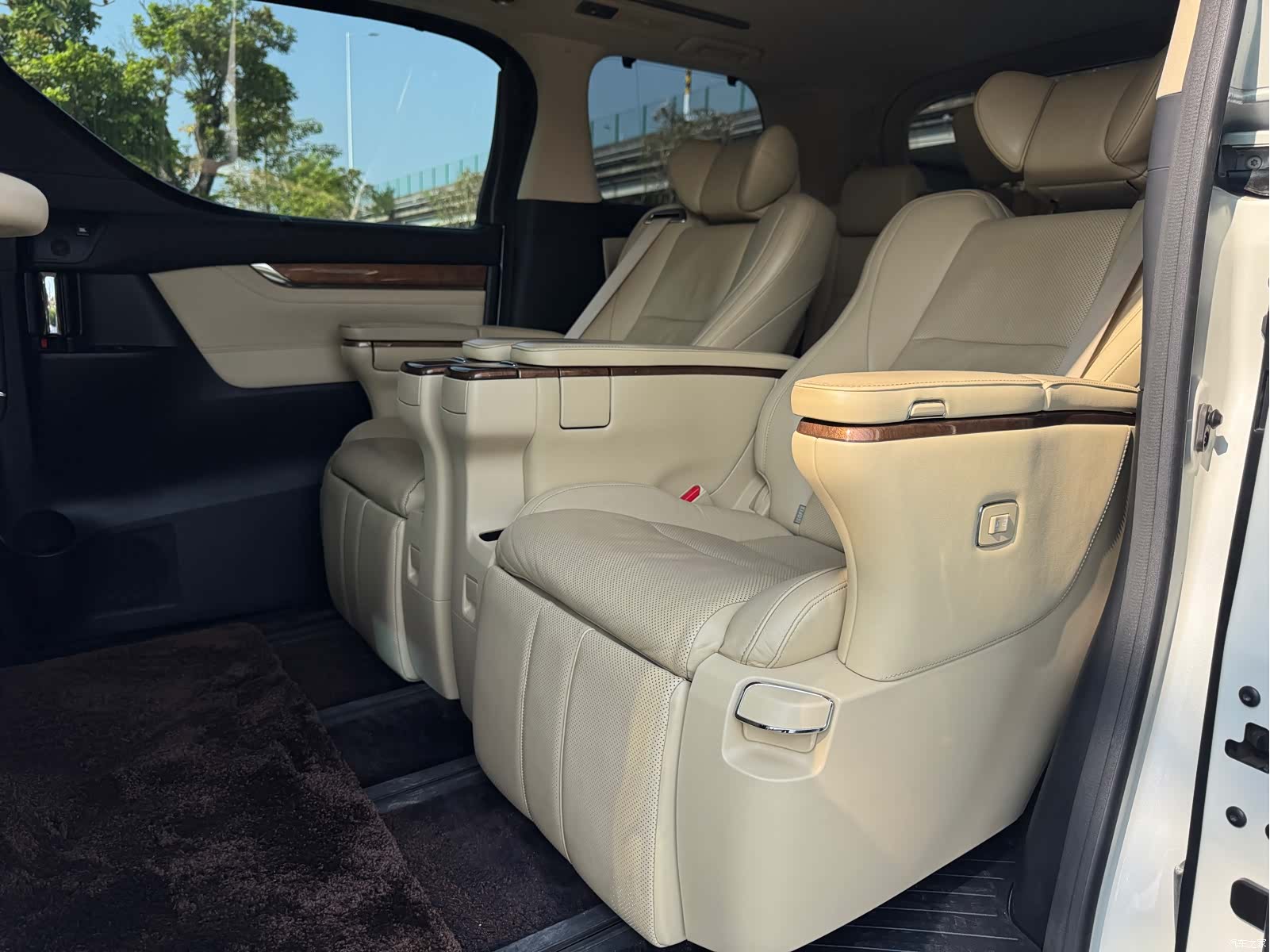 Toyota Alphard, 2017 16
