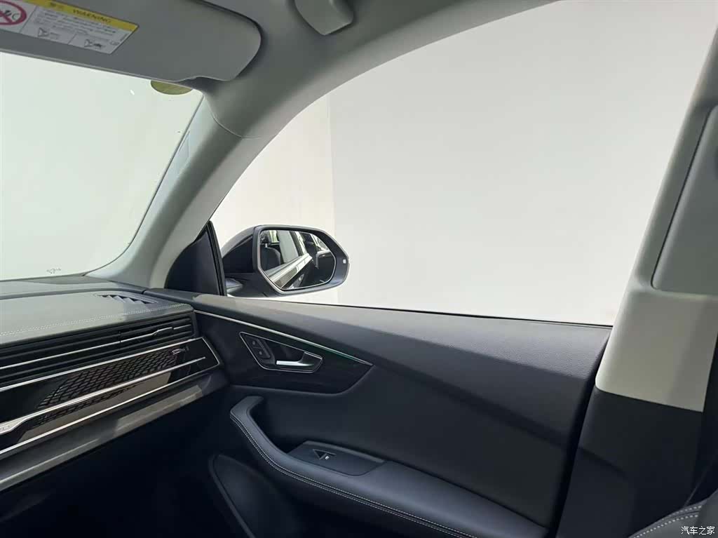 Audi Q8, 2025 15