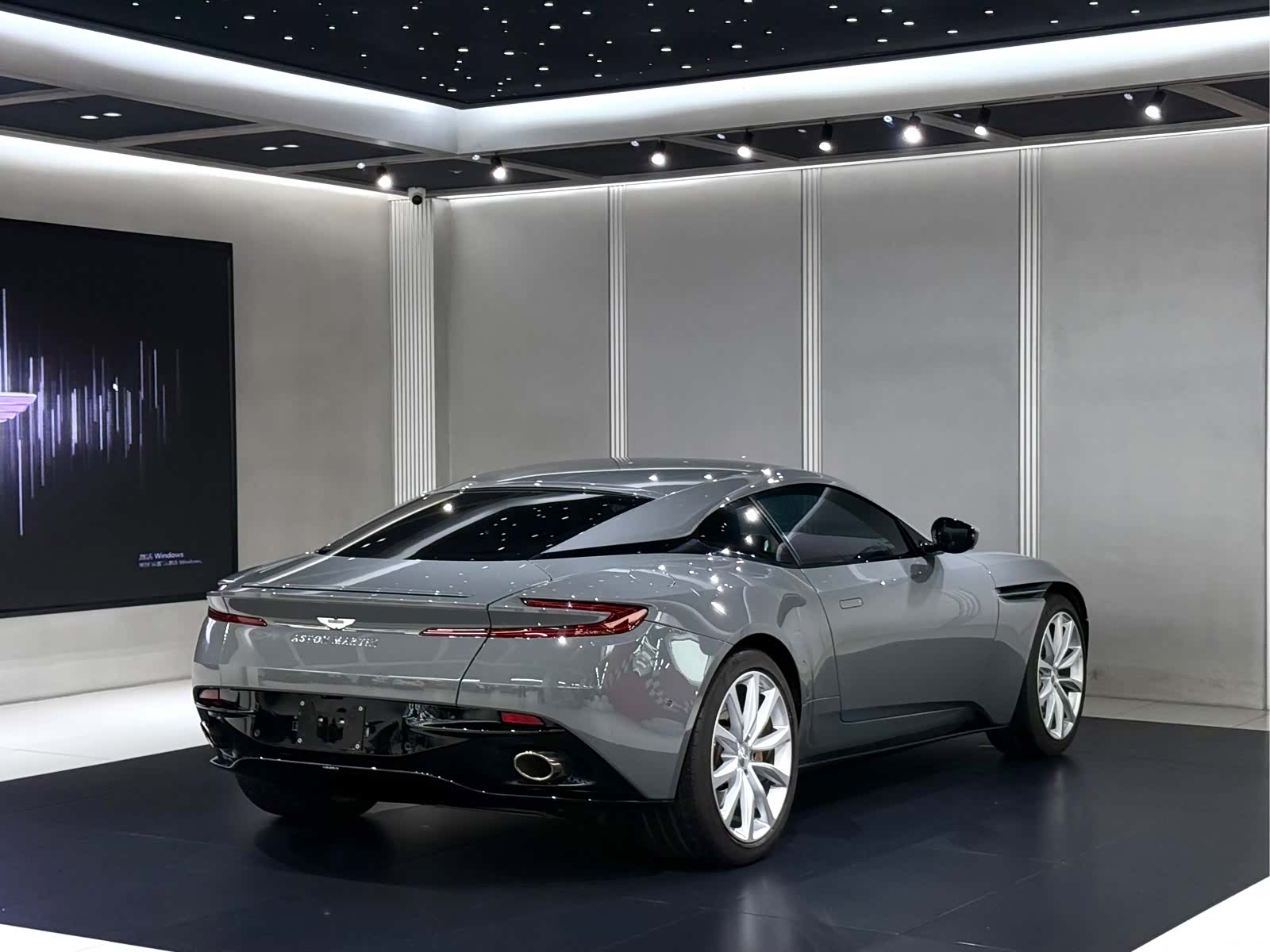 Aston Martin DB11, 2023 7