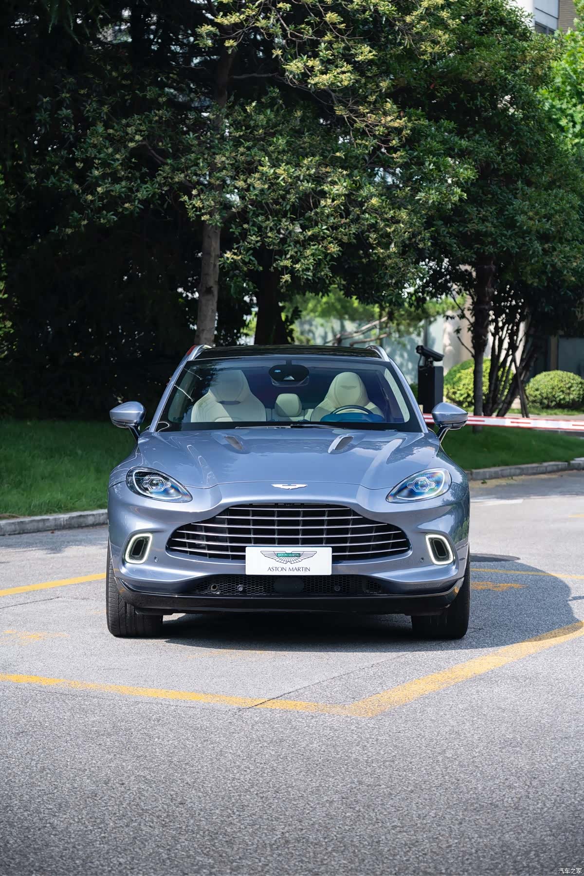 Aston Martin DBX, 2022 2