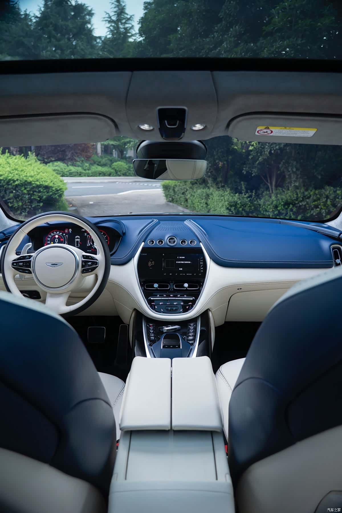 Aston Martin DBX, 2022 19