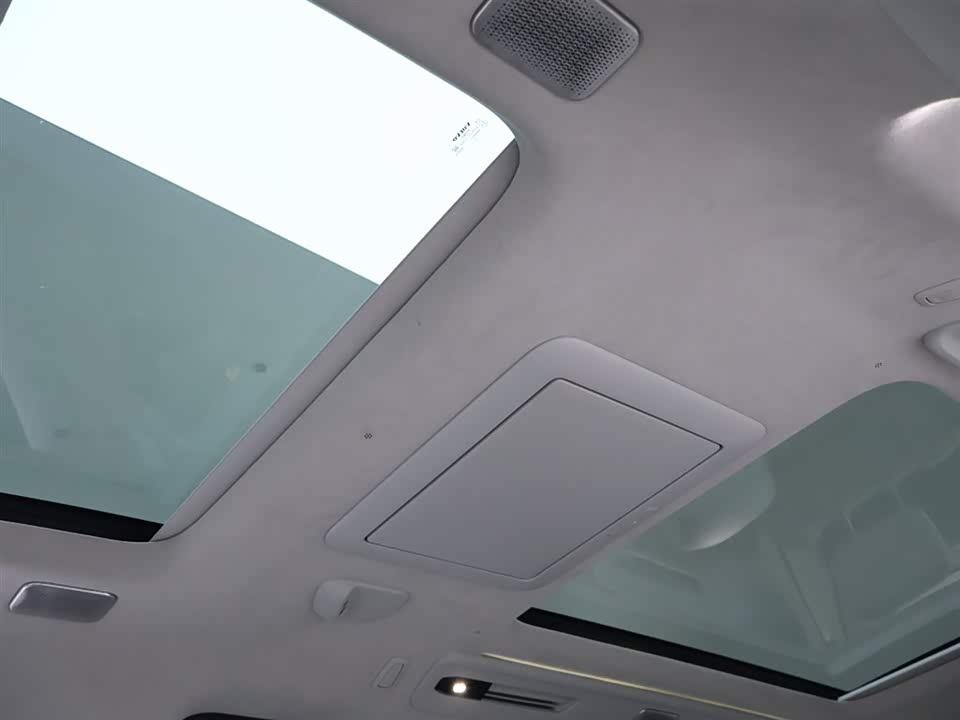Volvo EM90