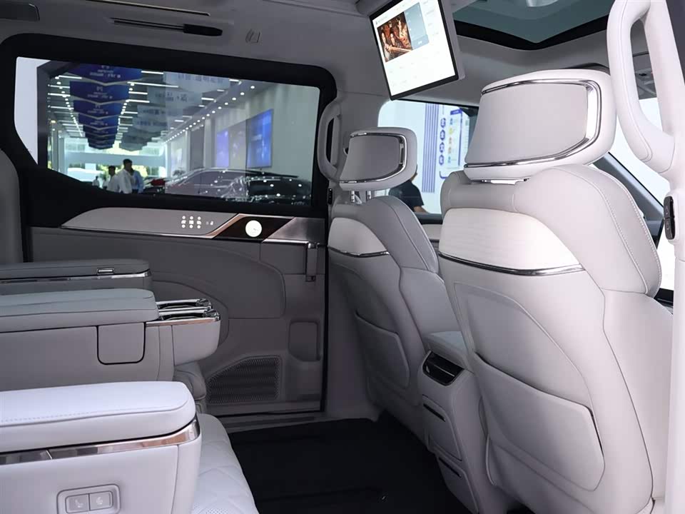 Volvo EM90