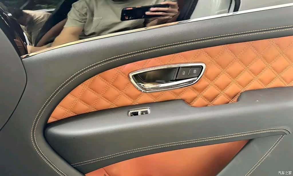 Bentley Bentayga, 2022 8