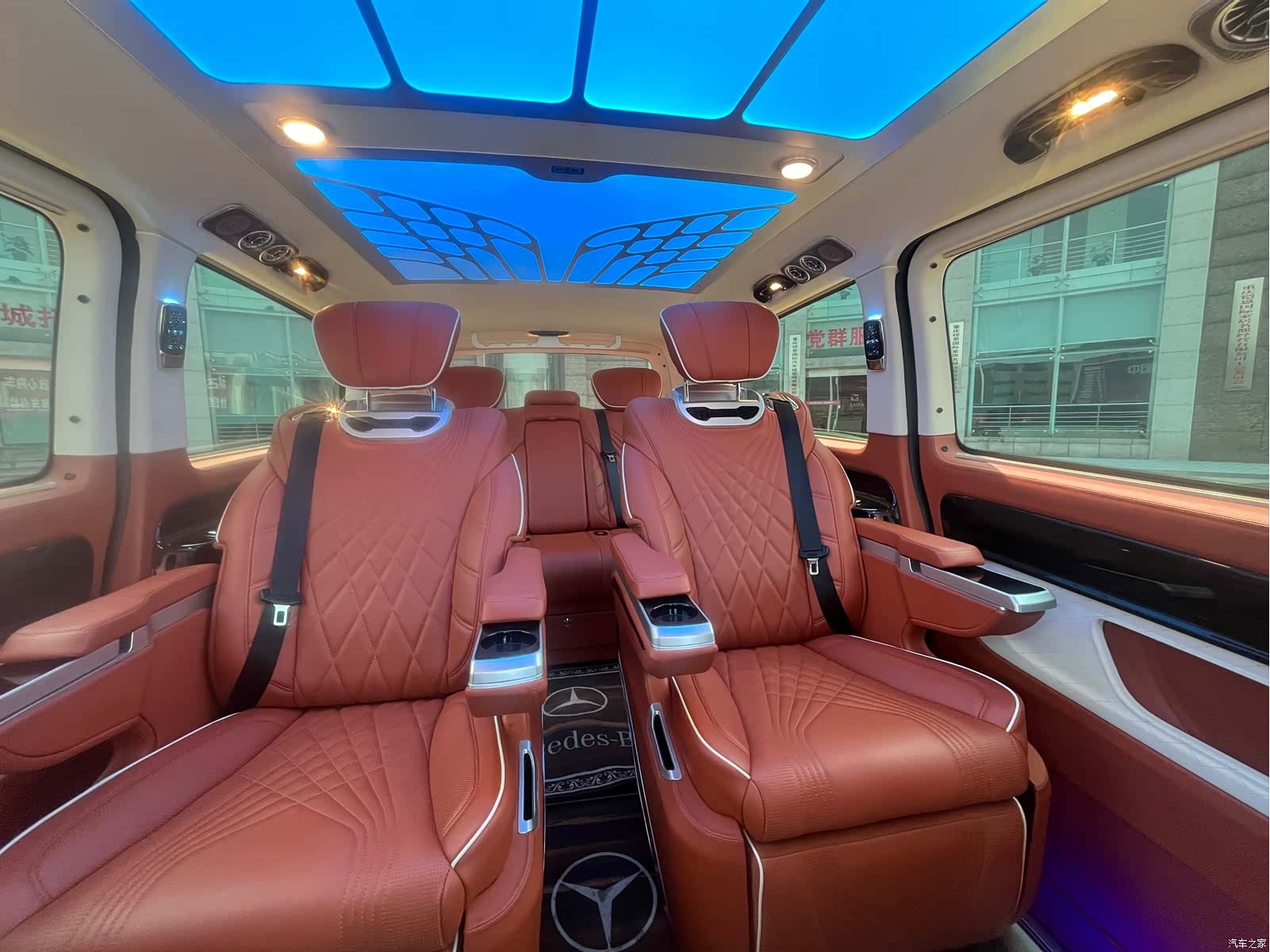 Mercedes-Benz 7, 2023 все фото