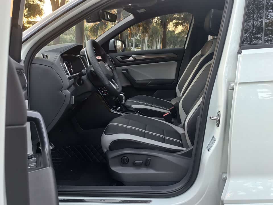 Volkswagen T-ROC exploring Songs