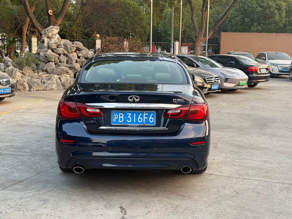 Infiniti Q70