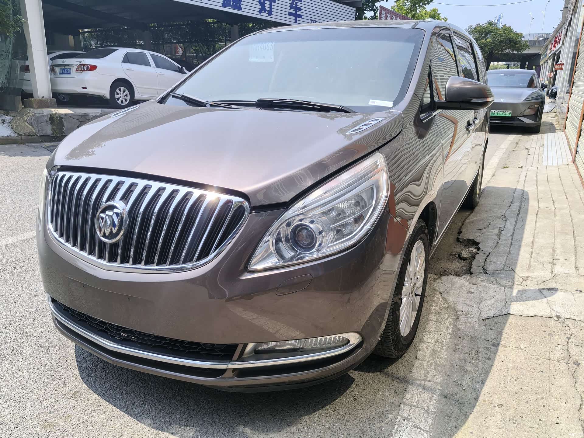 Buick GL8, 2011 1