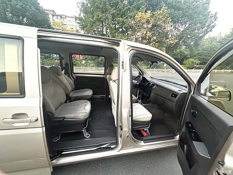 Wuling V, 2017 14