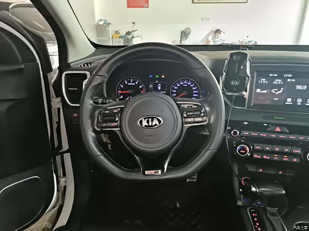 Kia KX5, 2016 11