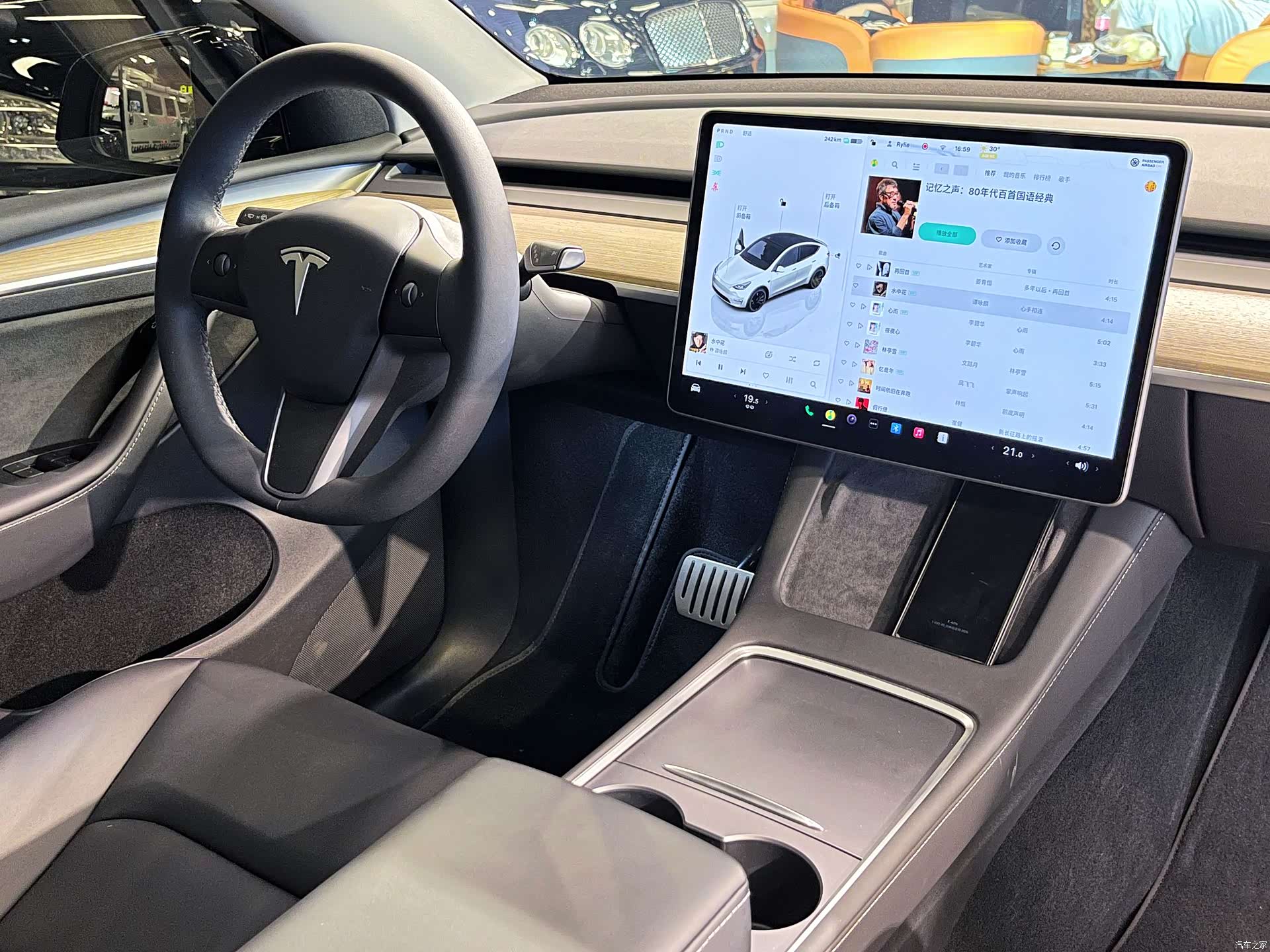 Tesla Model Y, 2023 28