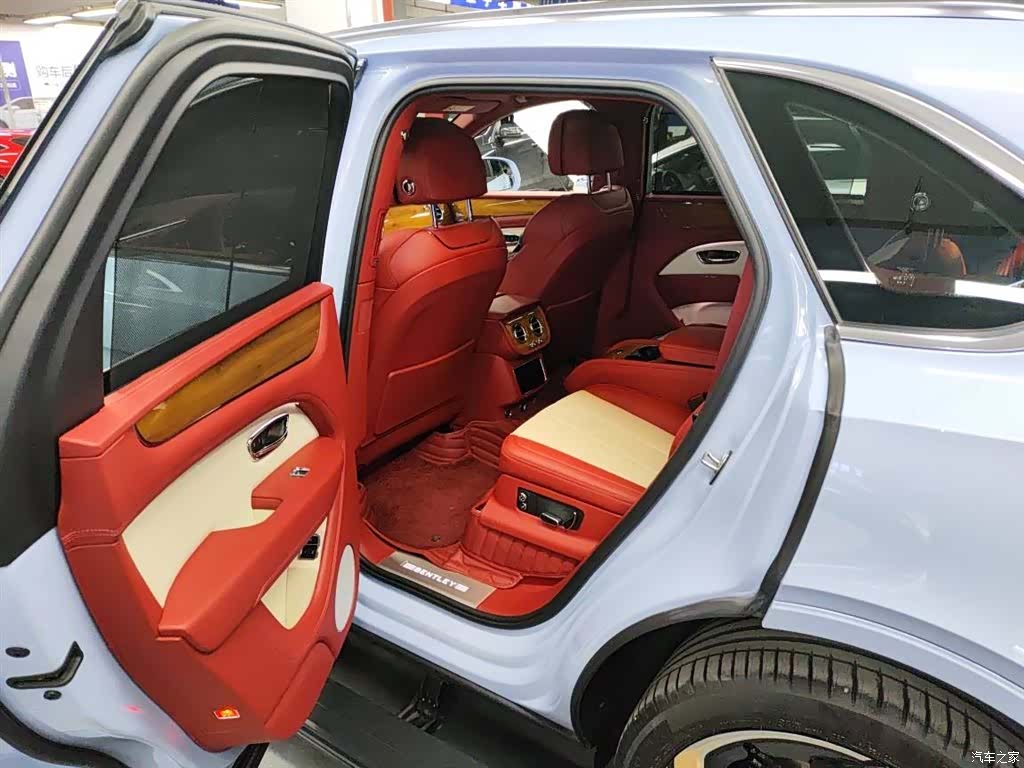 Bentley Bentayga, 2022 12