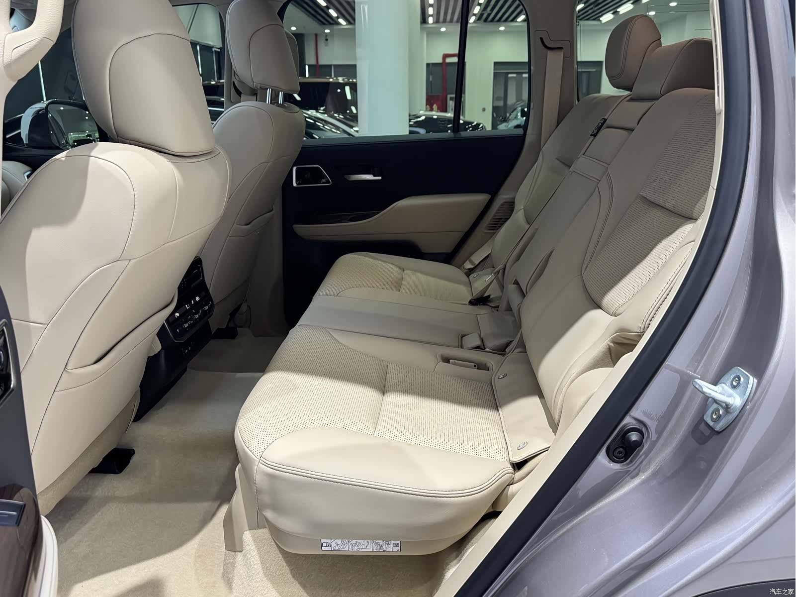 Toyota Land Cruiser, 2026 12