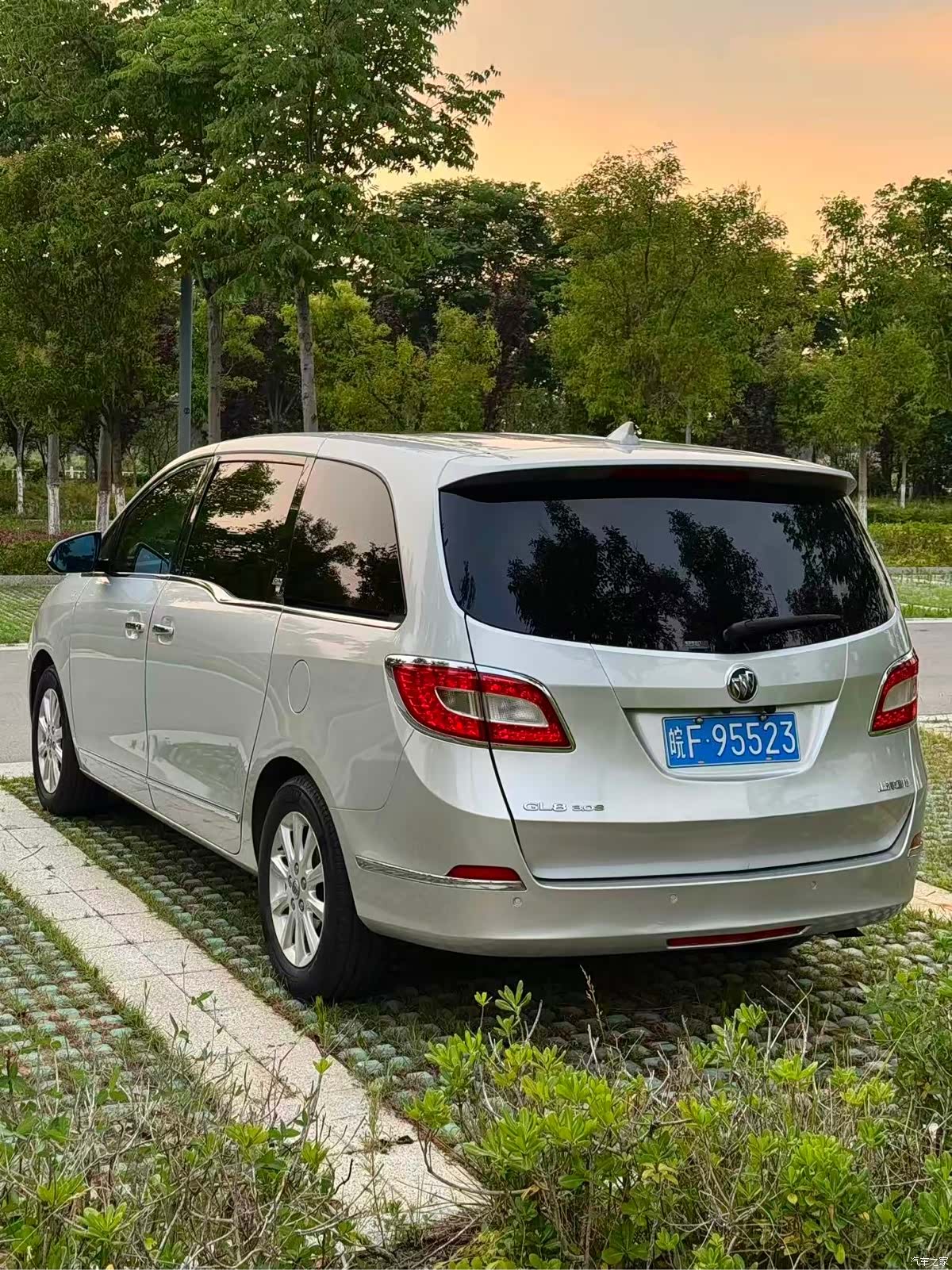 Buick GL8, 2012 3
