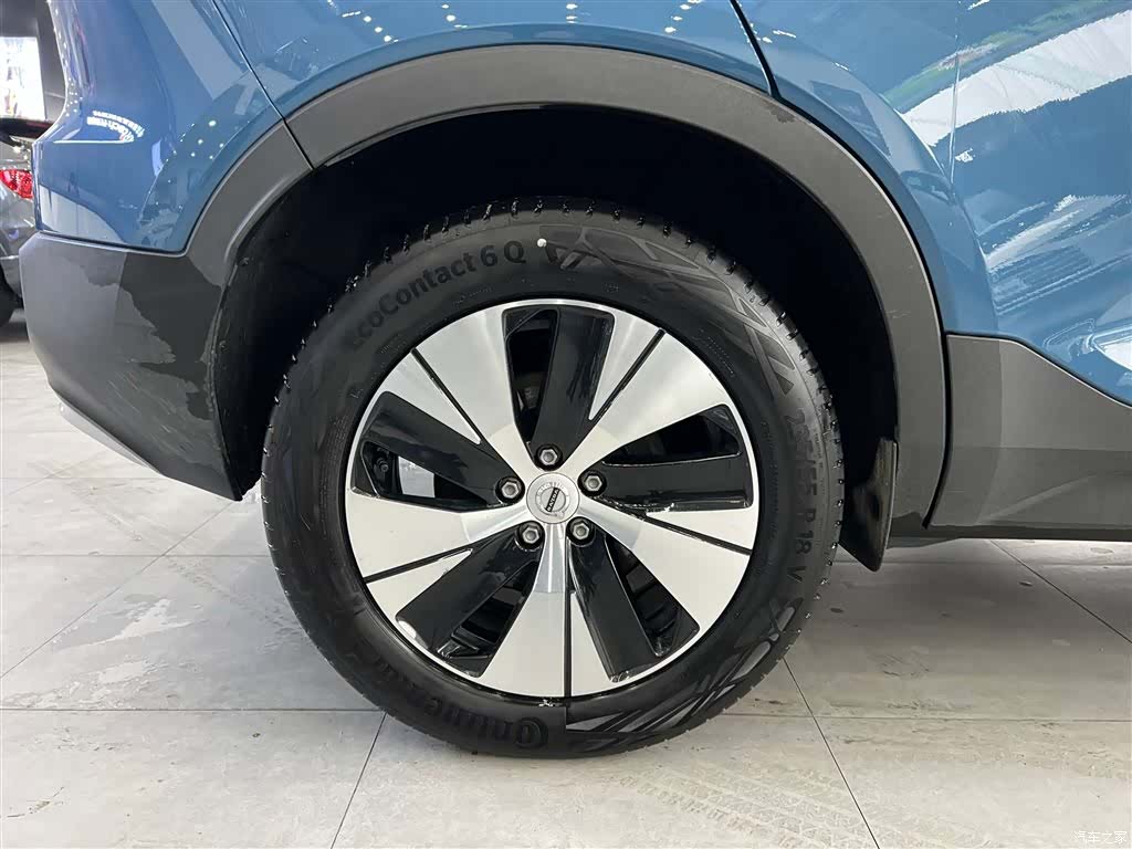 Volvo XC40, 2025 10