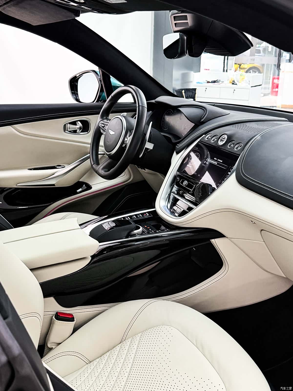 Aston Martin DBX, 2023 13