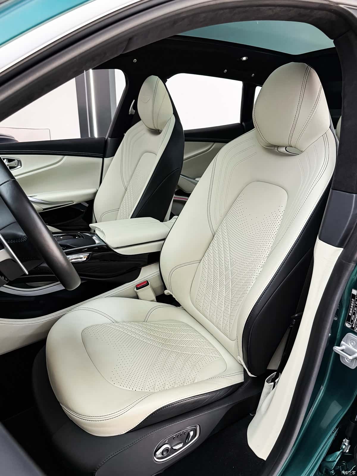 Aston Martin DBX, 2023 8