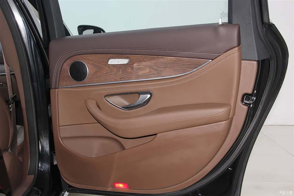 Mercedes-Benz E-Class, 2023 33