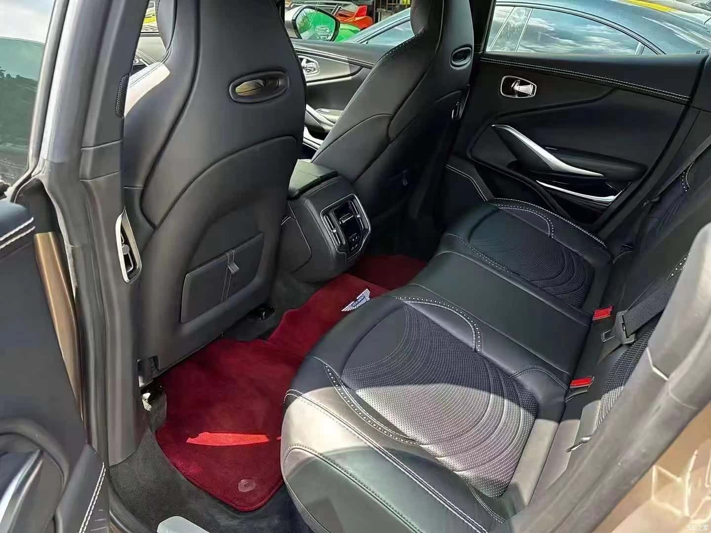 Aston Martin DBX, 2021 4