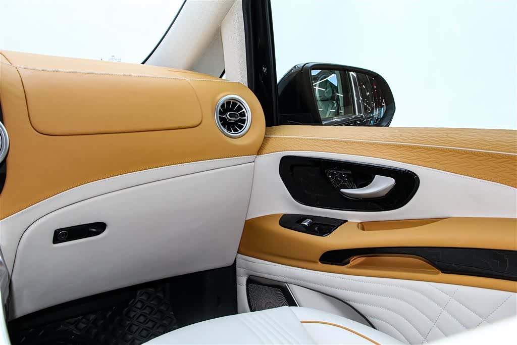 Mercedes-Benz 7, 2024 34