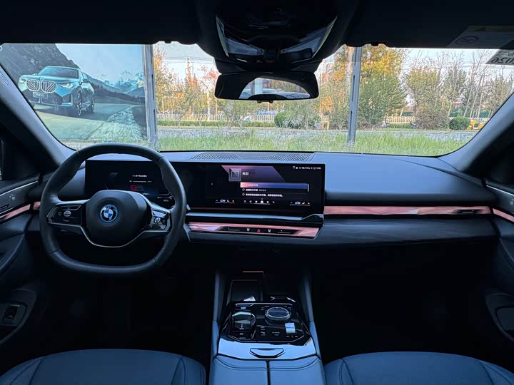 BMW i5 2024 eDrive 35L zun xiang xing hao hua tao zhuang