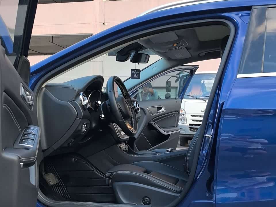 Mercedes-Benz GLA Mercedes-Benz GLA