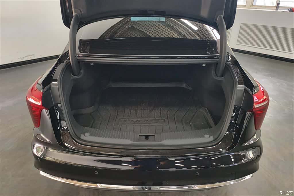 Hongqi H5, 2024 4