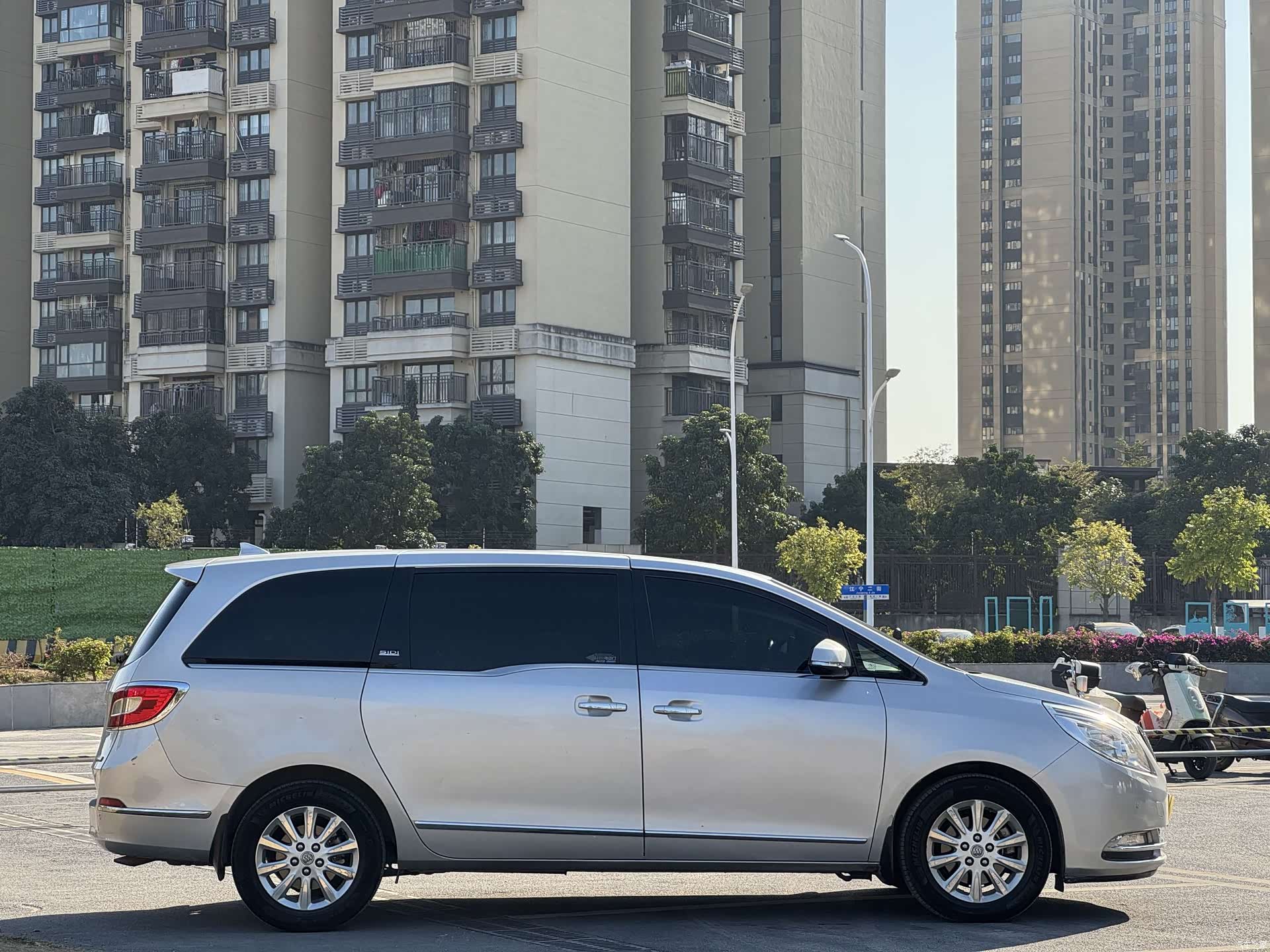 Buick GL8, 2011 7