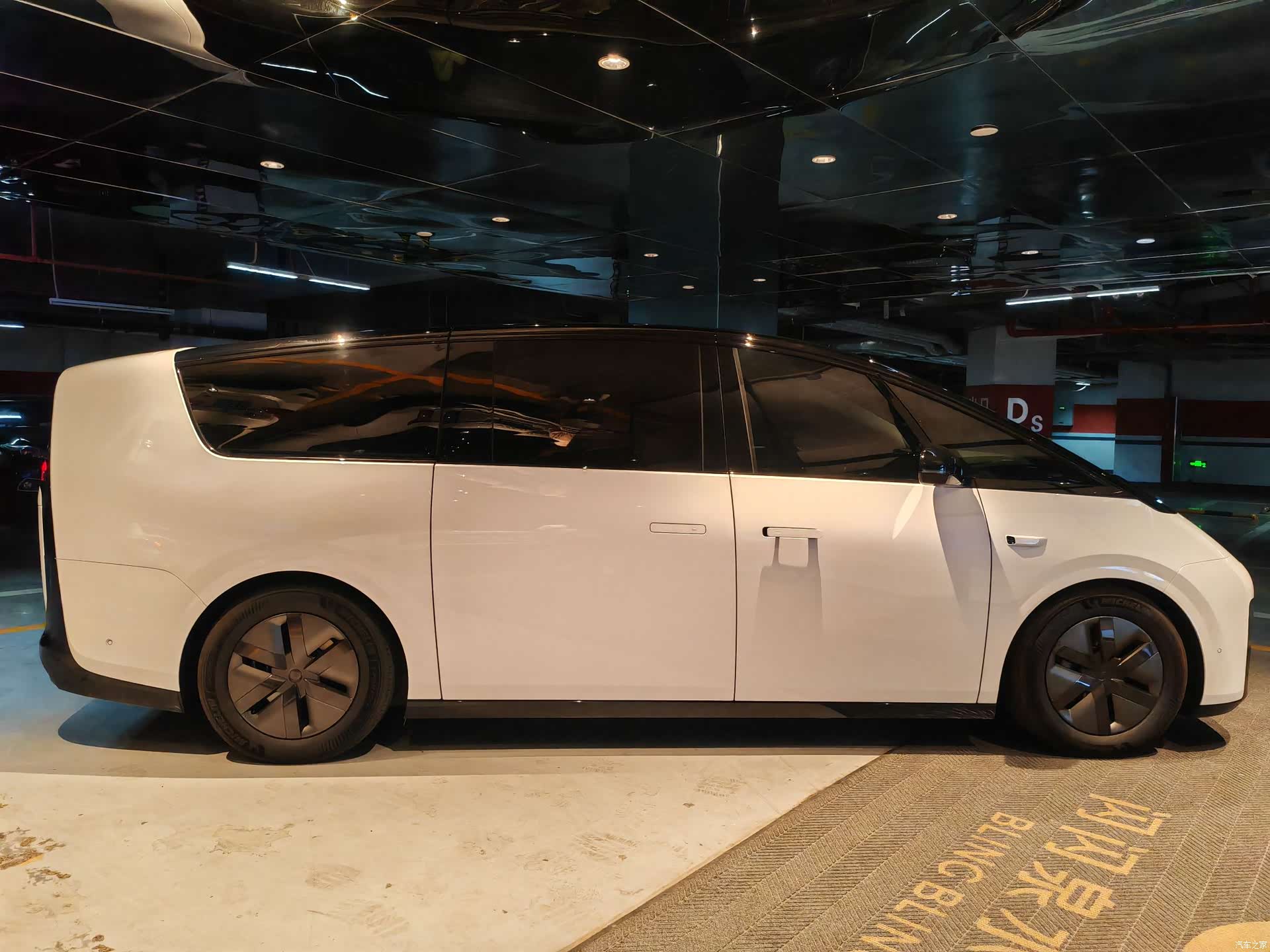Li Auto MEGA, 2025 8