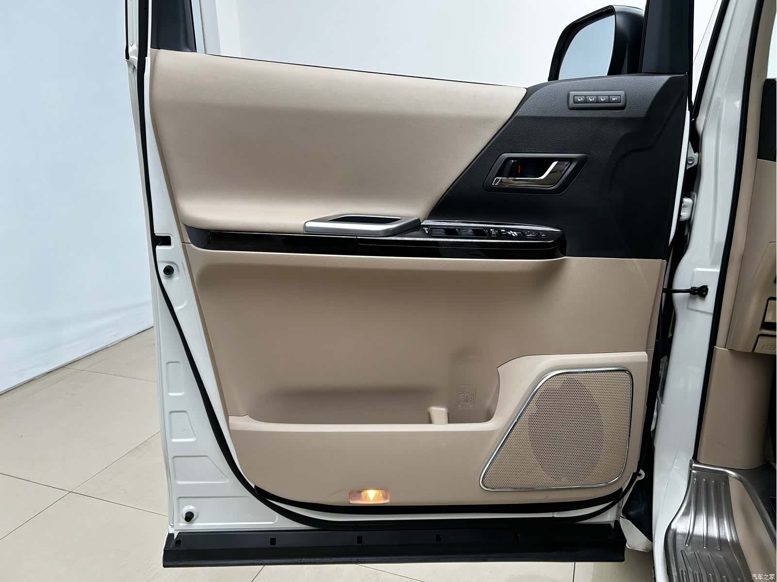 Toyota Alphard, 2015 4