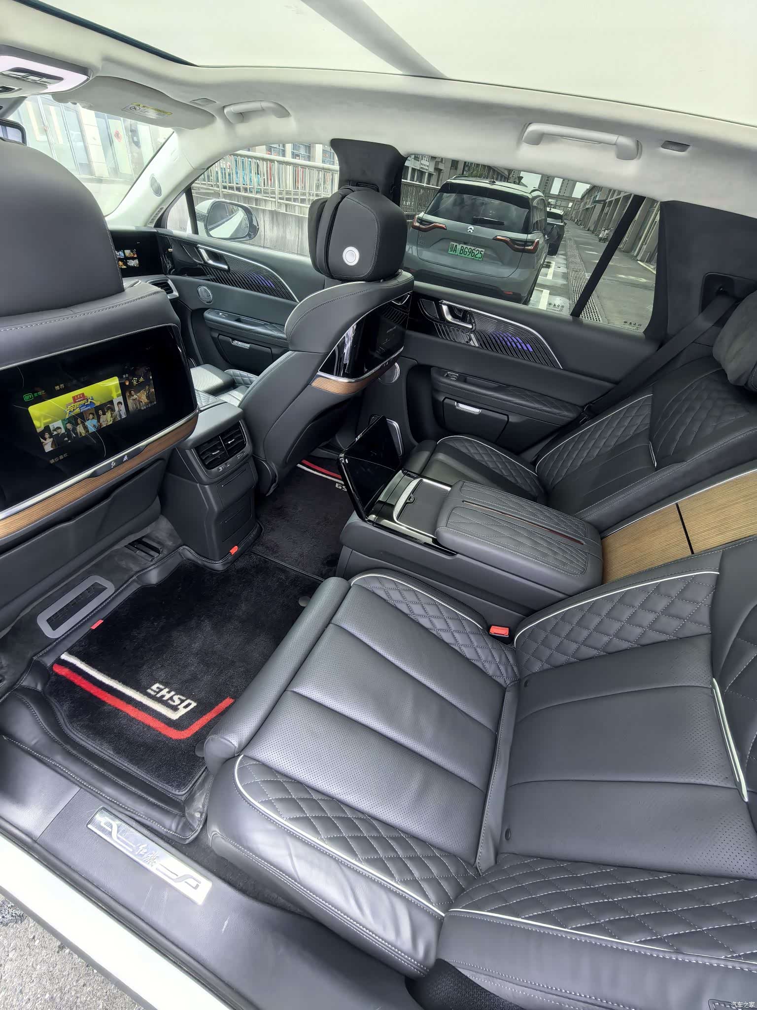 Hongqi E-HS9, 2022 8