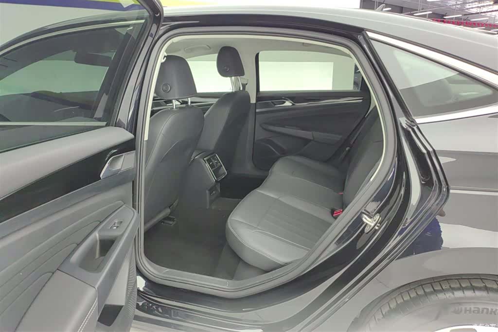 Volkswagen Passat, 2025 11