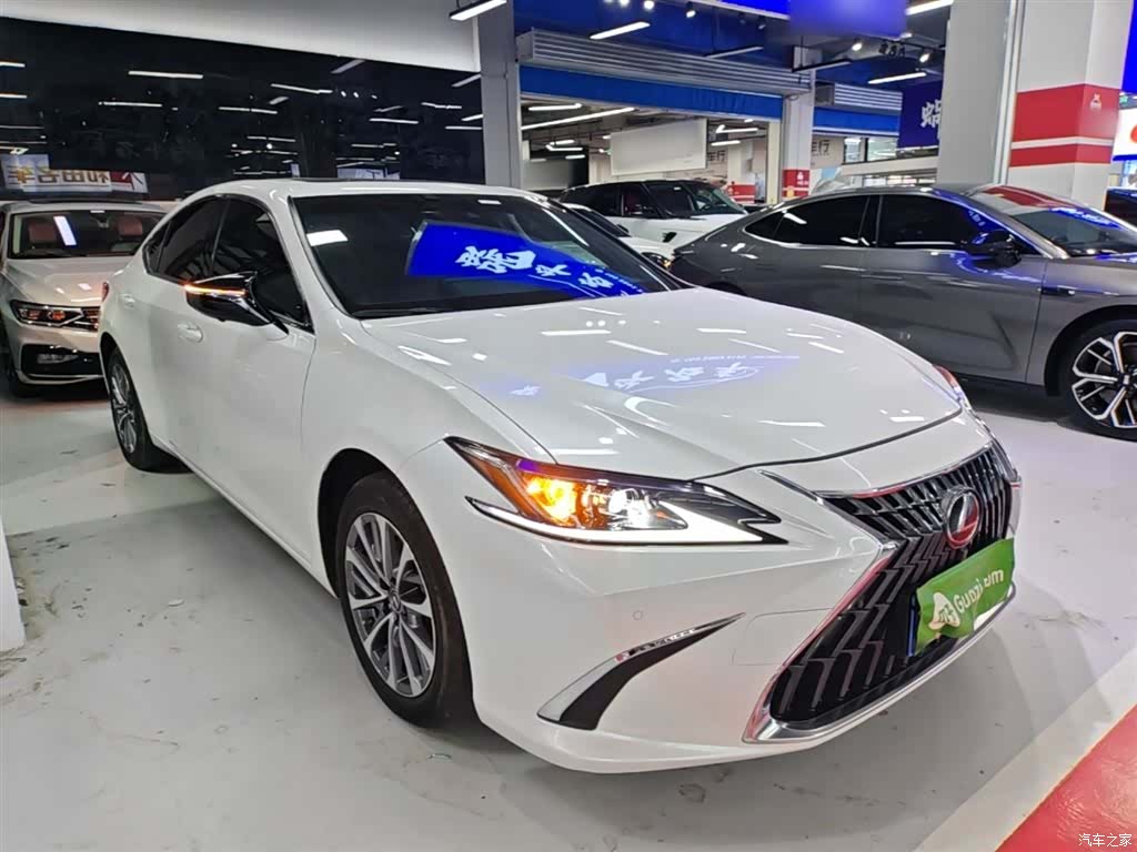 Lexus ES, 2024 4