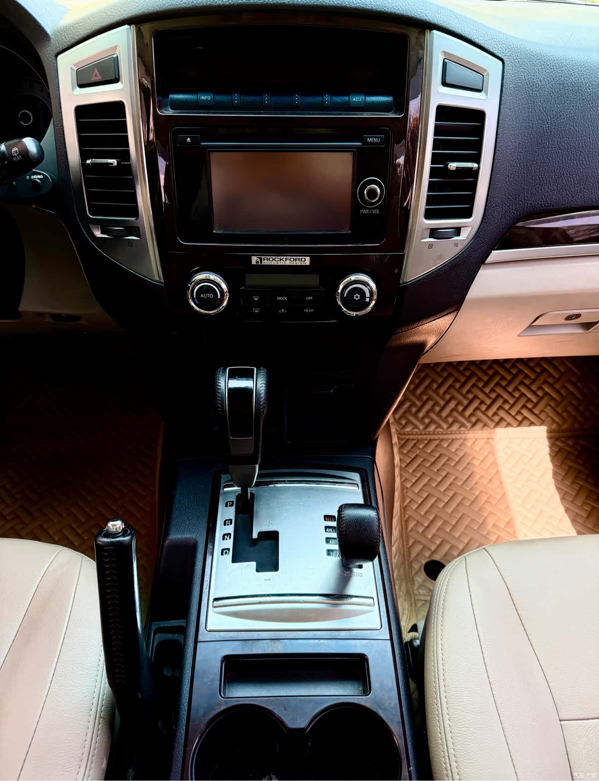 Mitsubishi Pajero, 2020 14