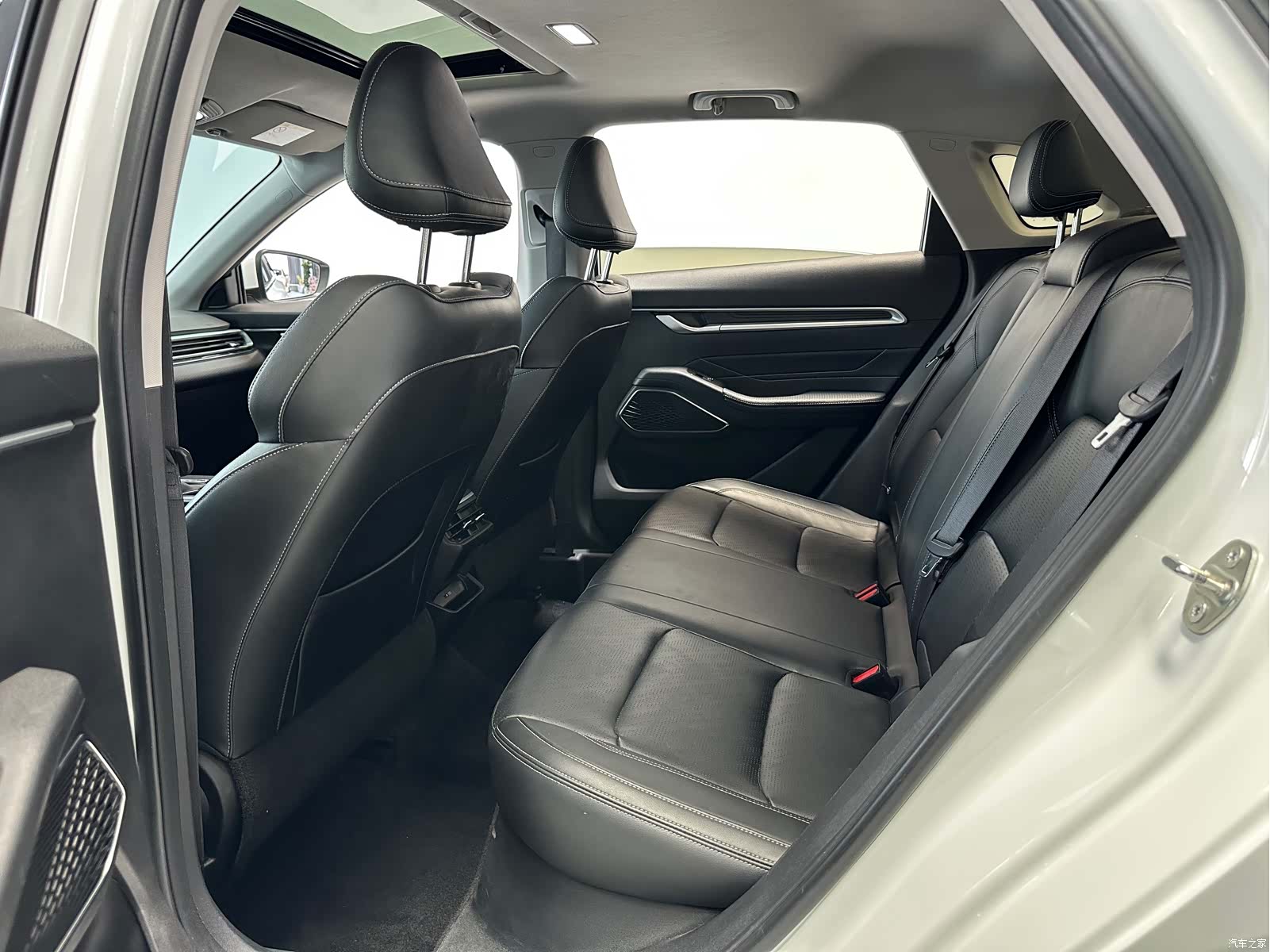 Geely Emgrand, 2022 все фото