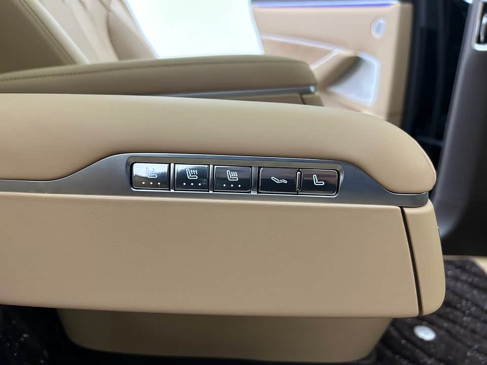 AITO Ask the world M8