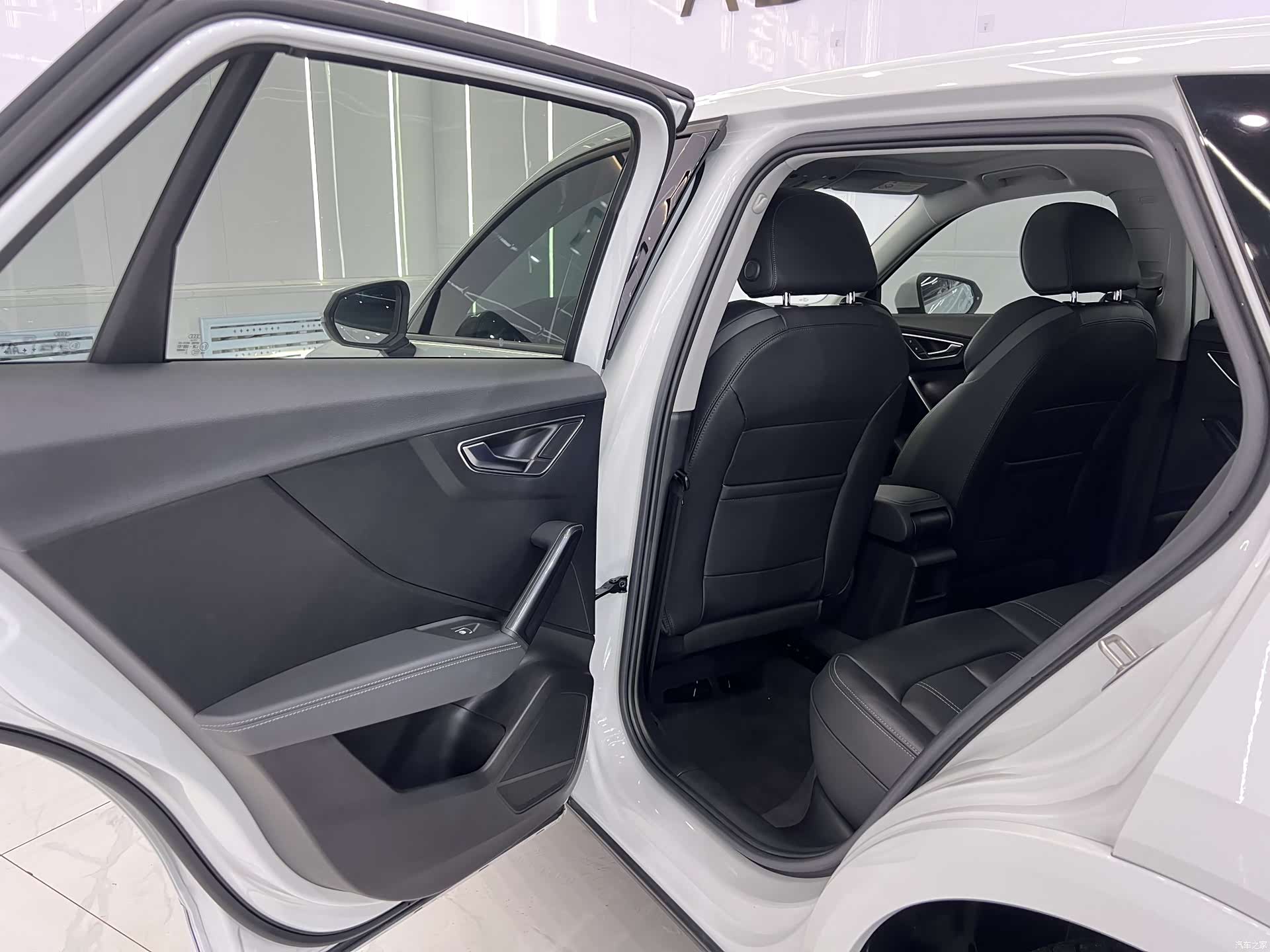 Audi Q2L, 2023 13