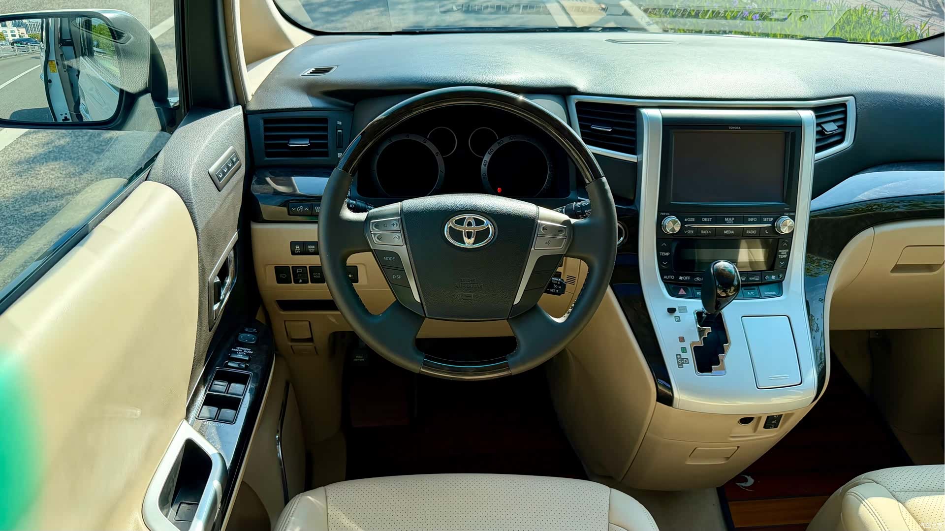 Toyota Alphard, 2012 10