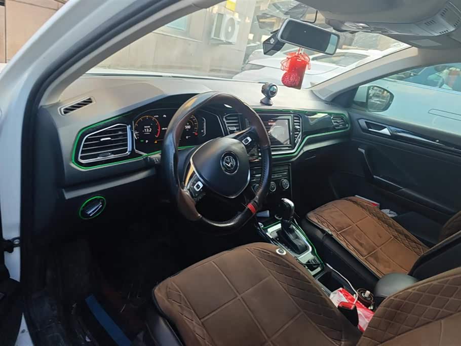 Volkswagen T-ROC exploring Songs