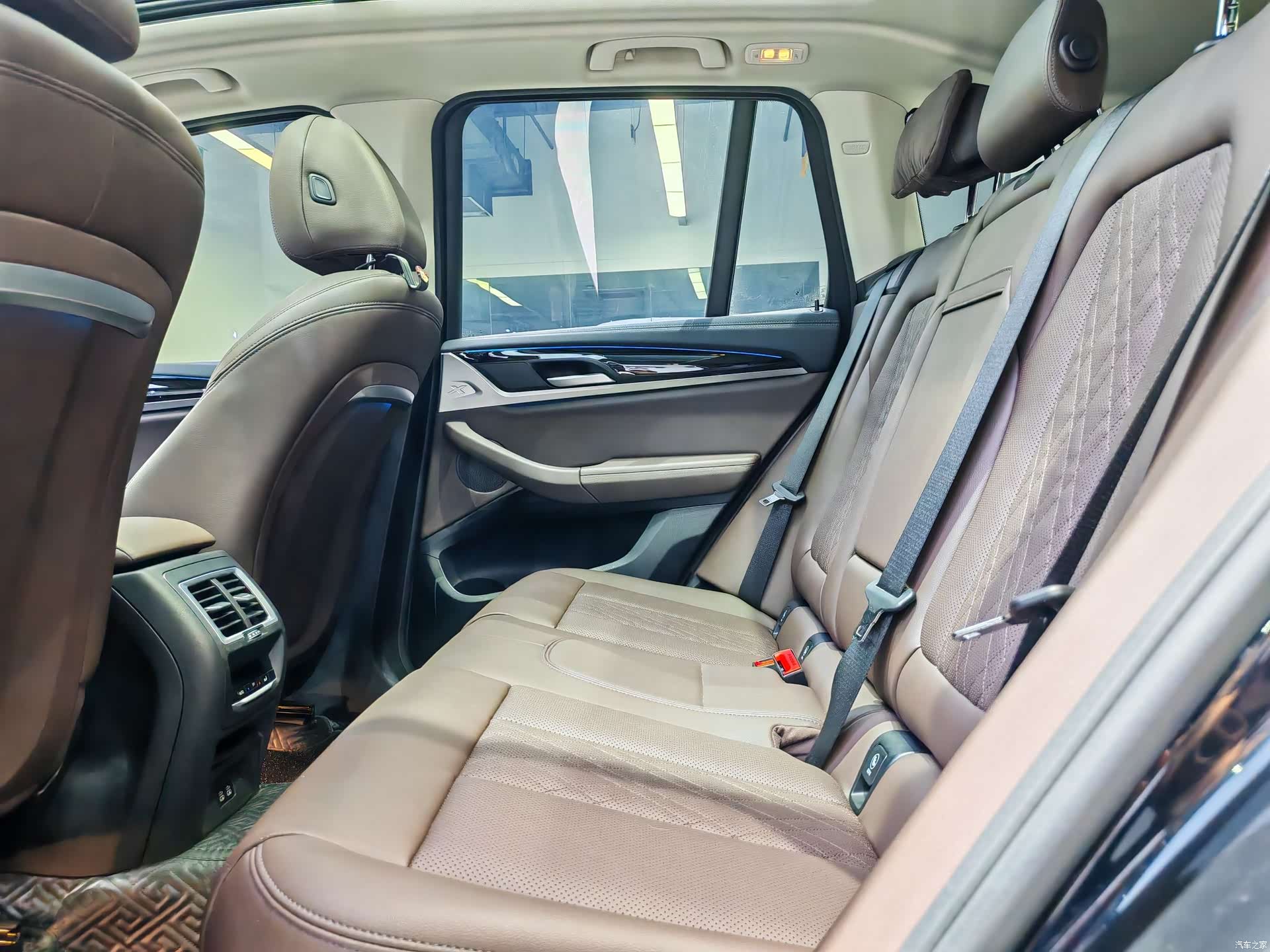 BMW iX3, 2024 6