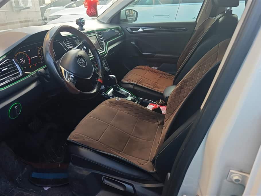 Volkswagen T-ROC exploring Songs